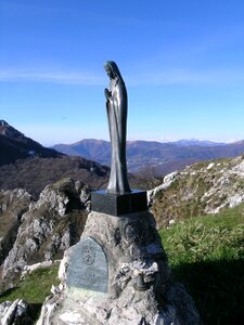 Statue prayer italy