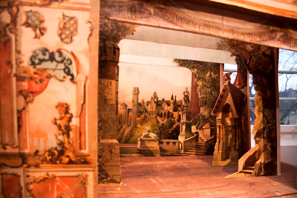Curtain acting staging
