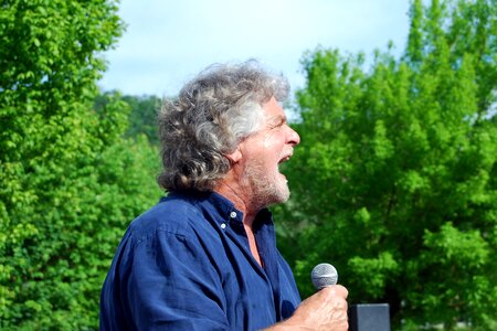 Politician movement microphone