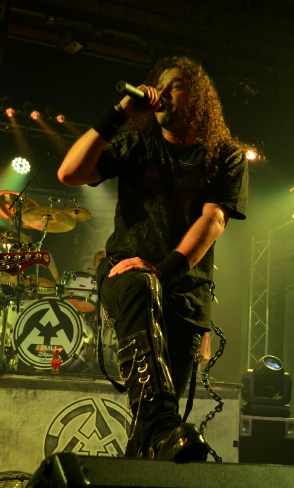 Concert singer knee