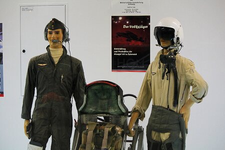 Mannequins pilot must combat pilots