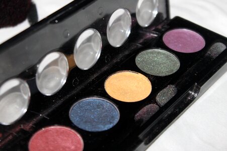 Shadow cosmetics make-up
