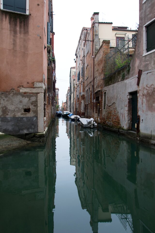 Water quiet houses