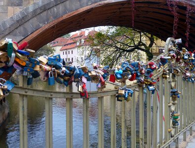Clasps love padlock
