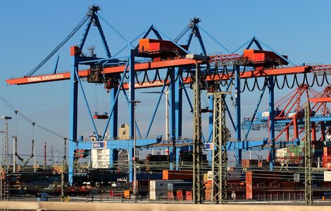 Loads raise load crane
