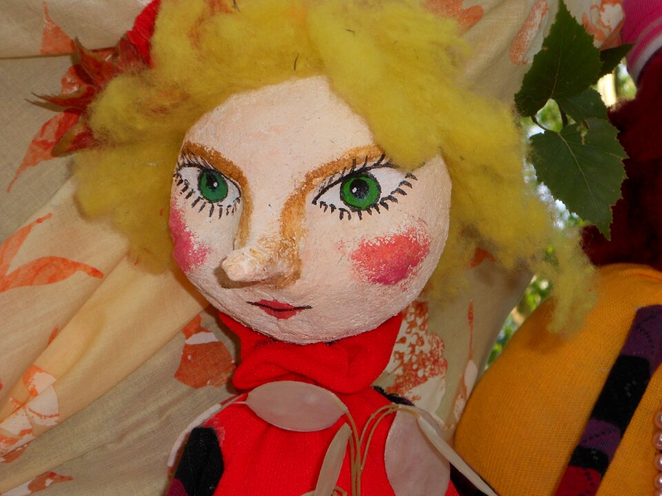 Puppet papier-mâché eye