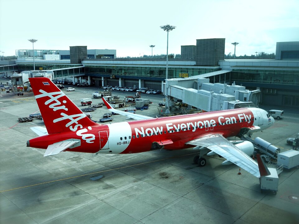 Airport fly commercial