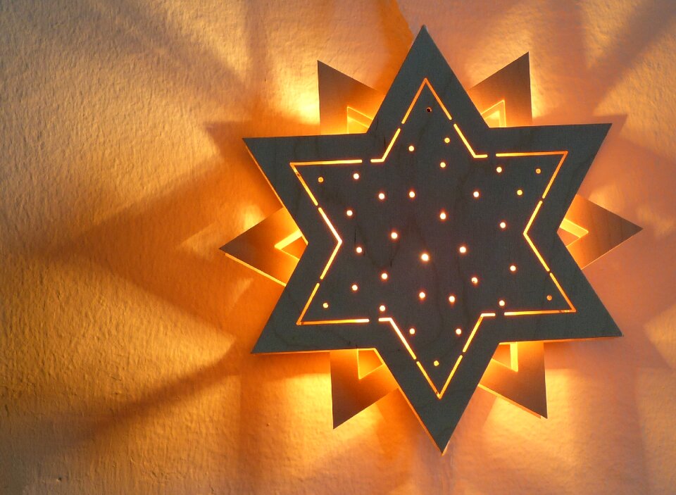 Illuminated wood star mood