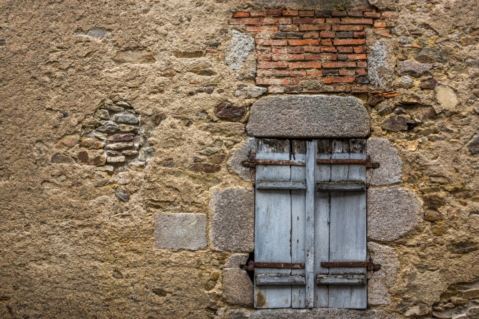 Window wall stones