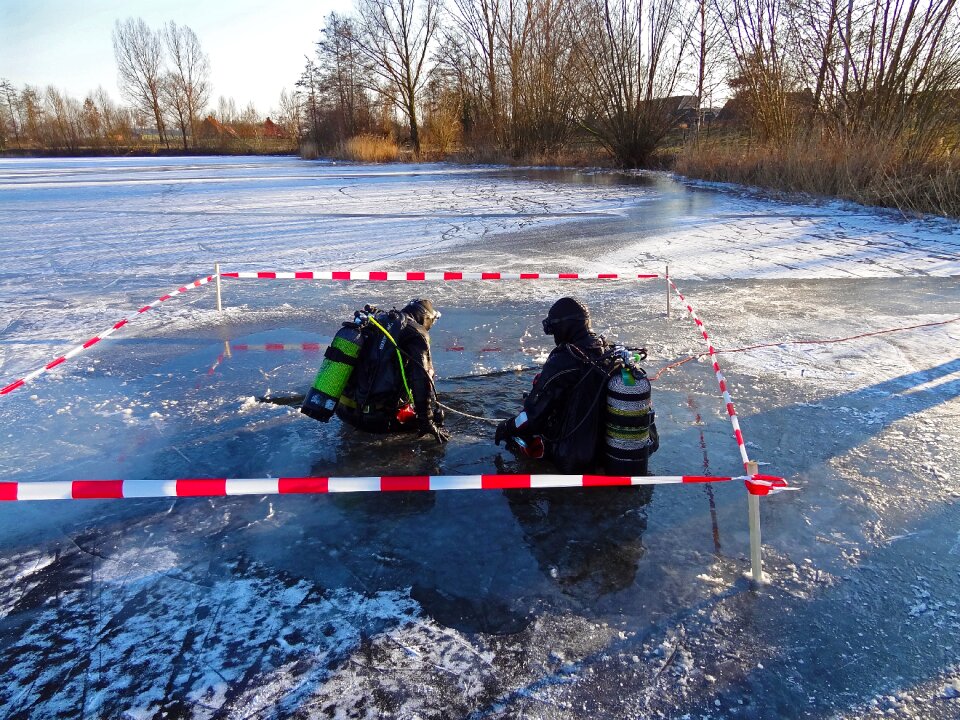 Lake winter ice cover