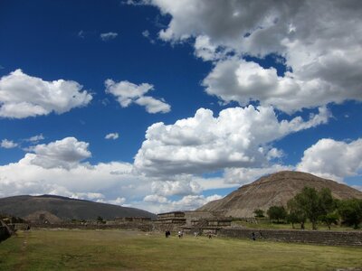 Teotihuacan pyramid blue sky