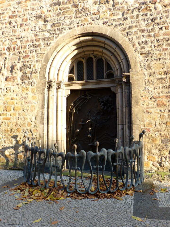 Portal input romanesque