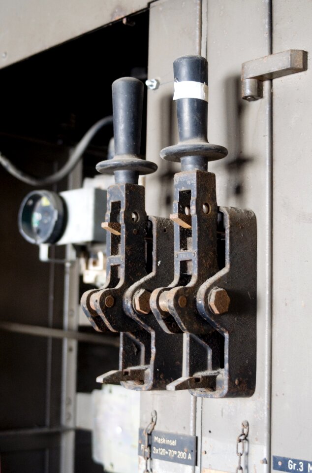 Industrial abandoned knife switch