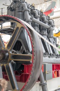 Wheel flywheel drive