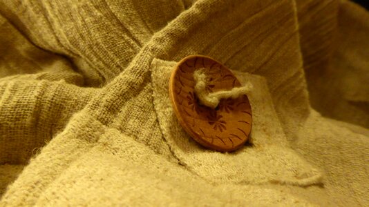 Plastic button beige woven