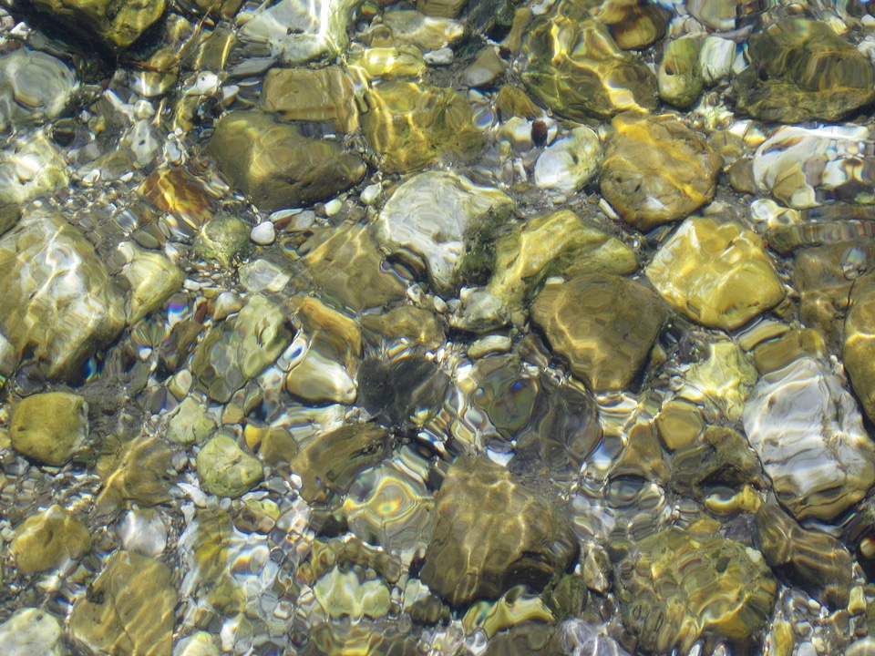 Liquid pattern pebble