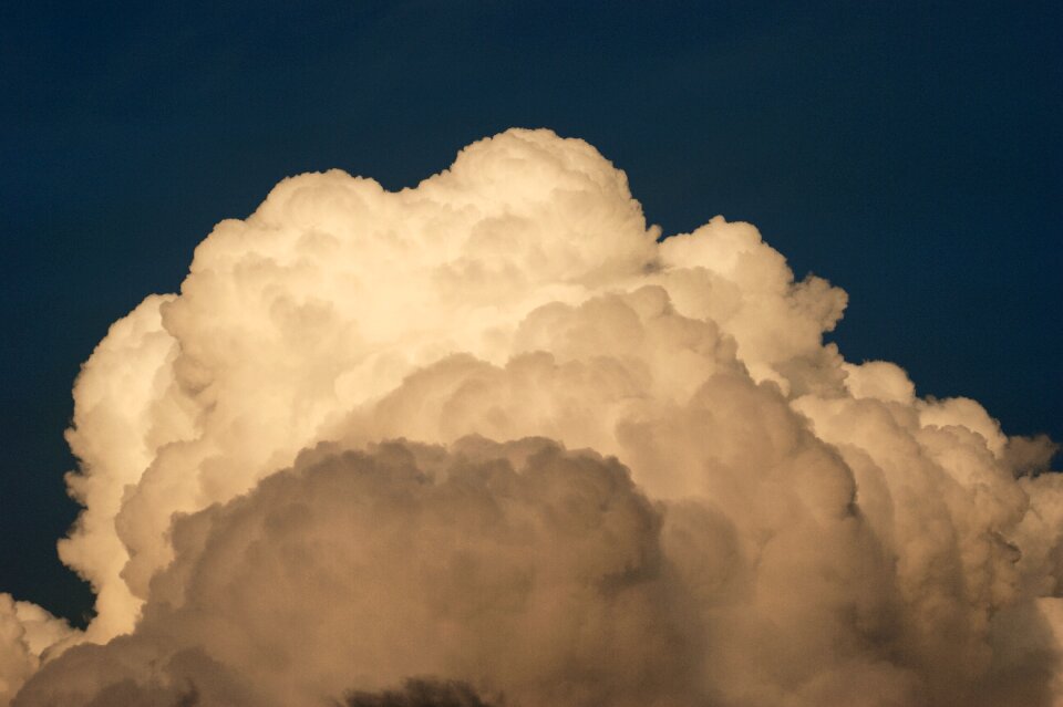 Large white cumulo nimbus