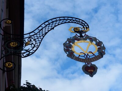 Filigree metal decoration