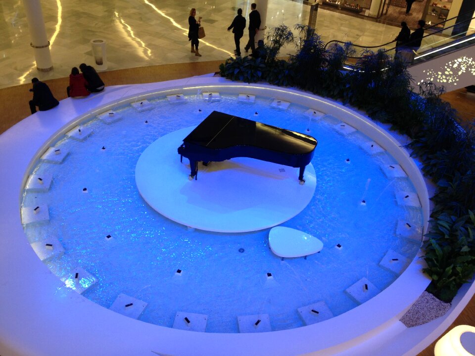 Piano fountain hypermarket