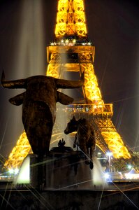 Monument bull paris photo