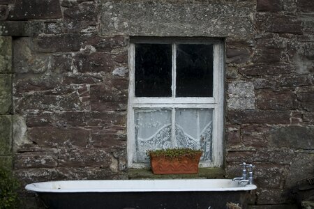 Bathtub scotland window