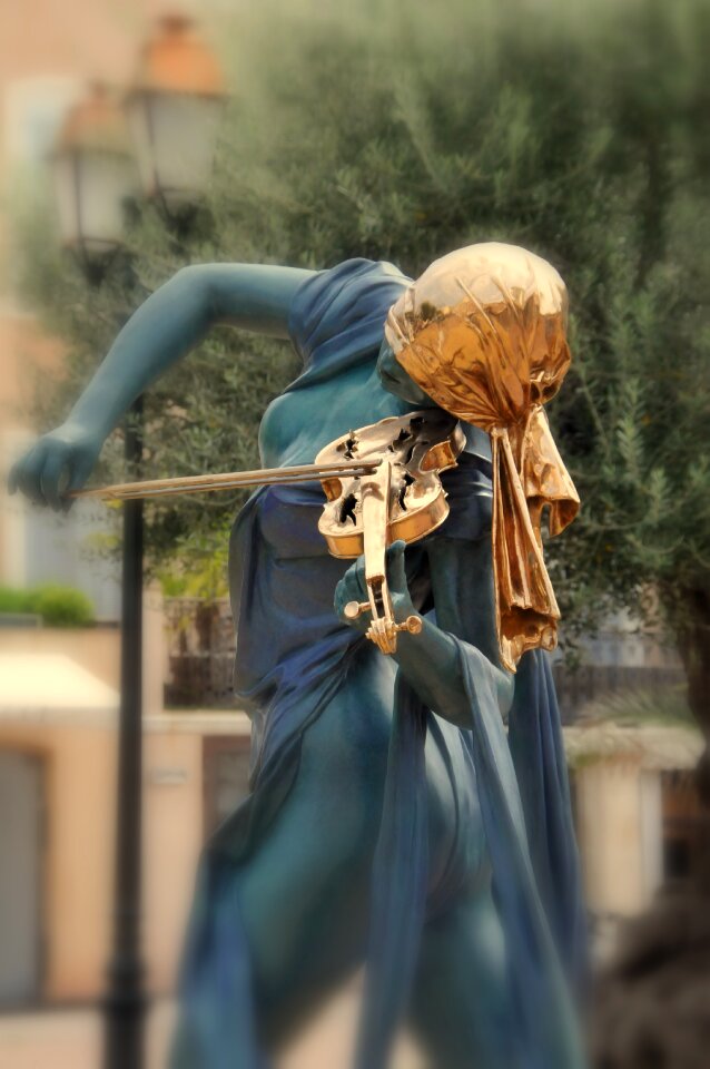 Statue st-tropez woman