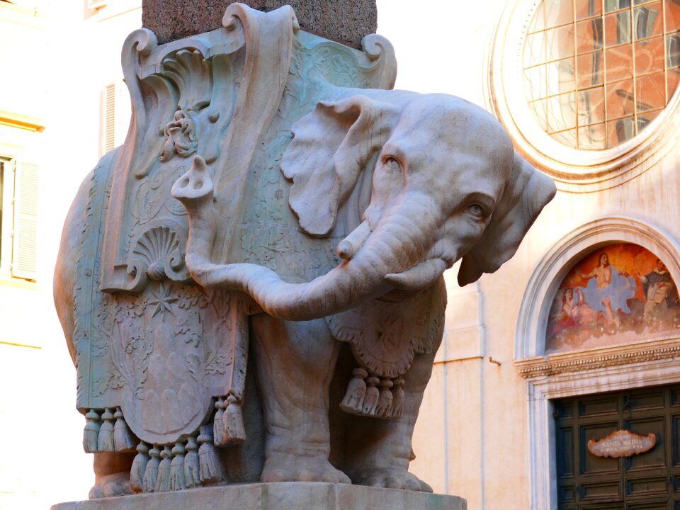 Stone figure rome ruesseltier