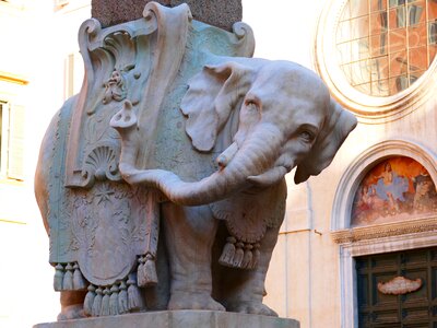 Stone figure rome ruesseltier