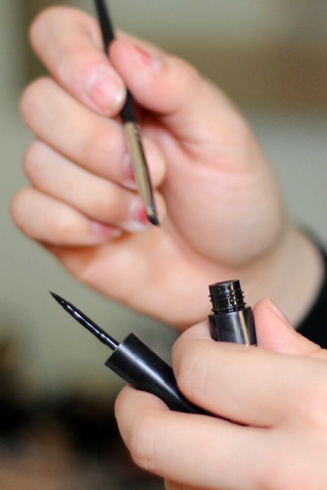 Eye liner make-up