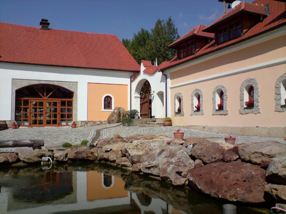 Vierseitenhof farm pond