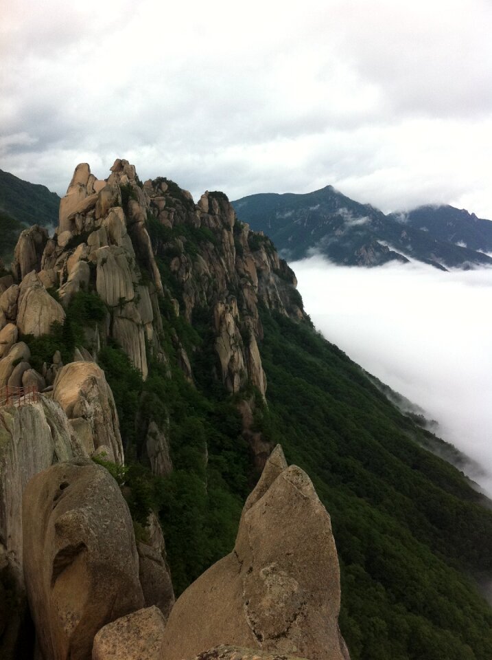 Mt seoraksan a sea of ​​clouds clouds and mountains