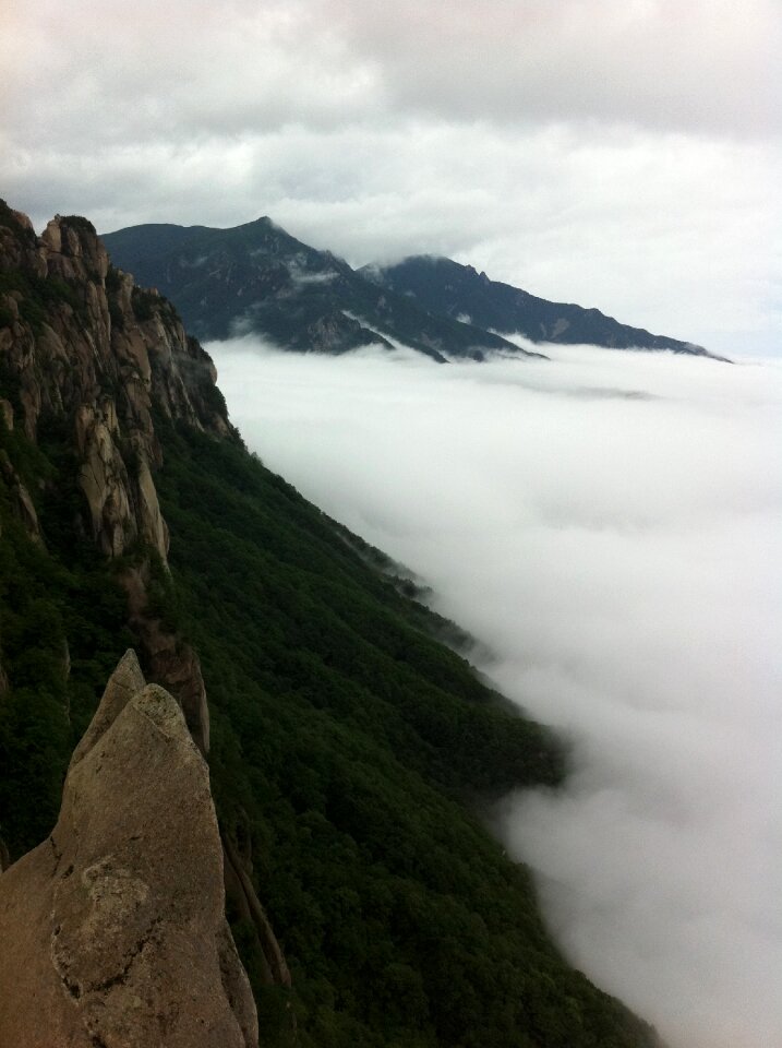 Mt seoraksan a sea of ​​clouds clouds and mountains