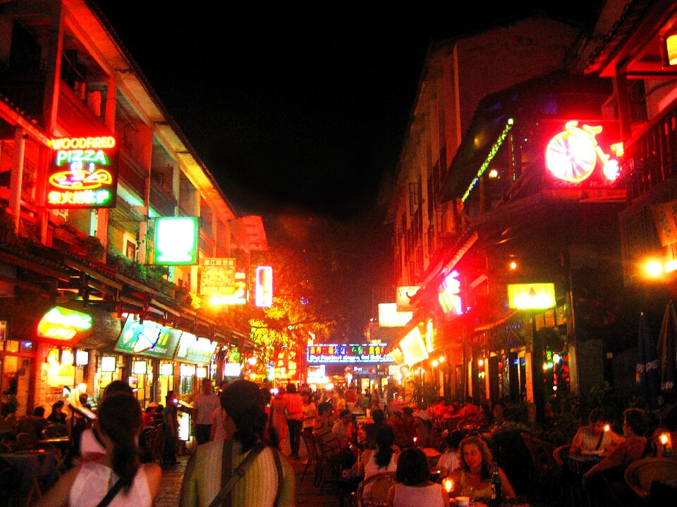 Yangshuo night the crowd