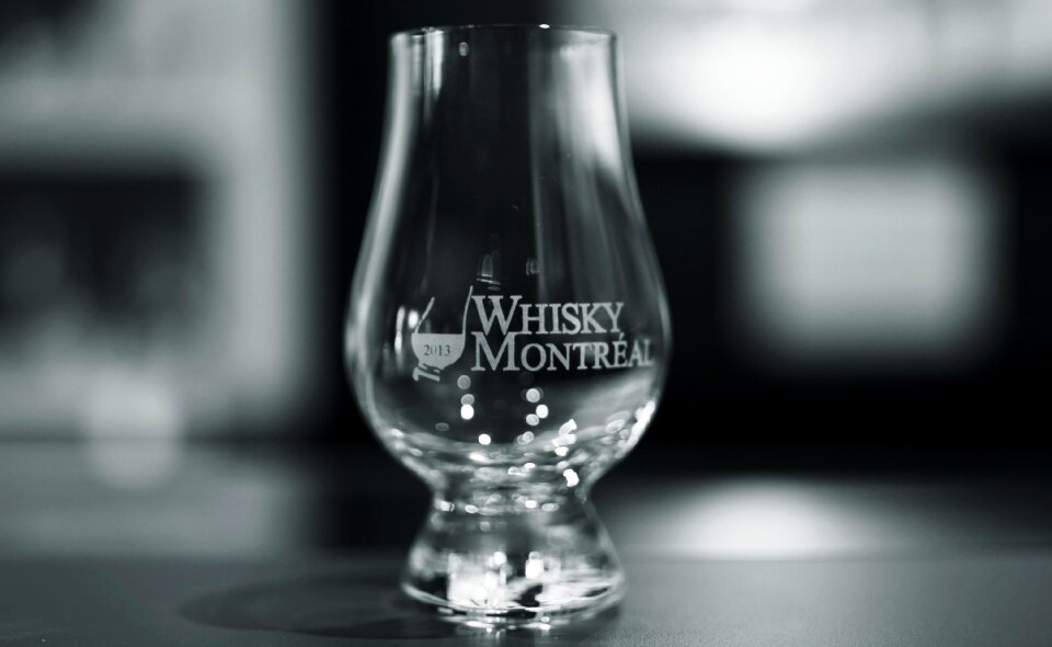 Glass glencairn back and white