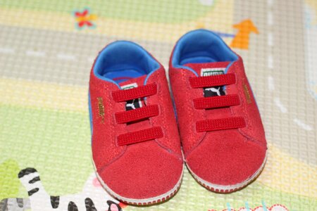 Baby shoes red photo