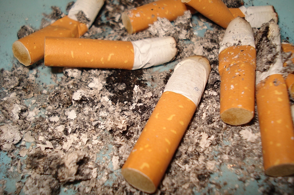 Tilt smoking ashtray