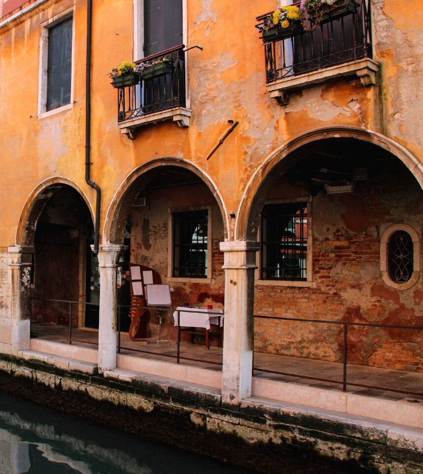 Table lonely venice