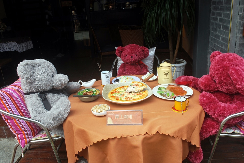 Animal dinning restaurant