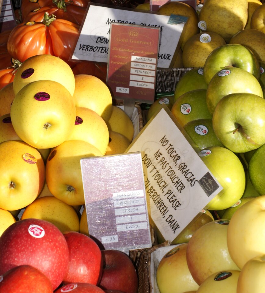 Fruit shop apples