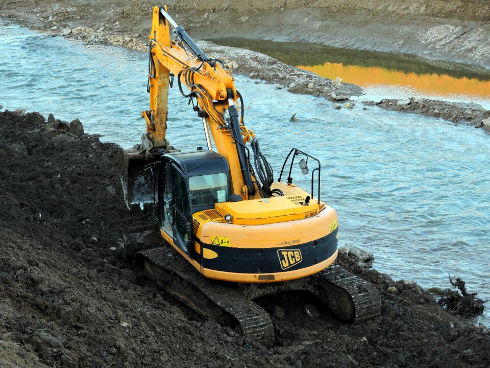 Machinery earthmoving levee
