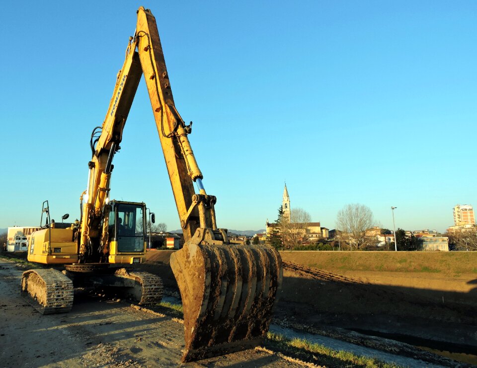 Earthmoving levee bucket