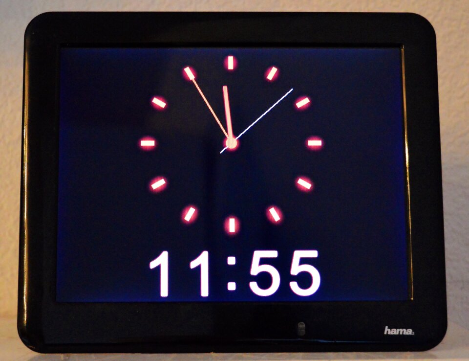 Time indicating 5 vor 12 time