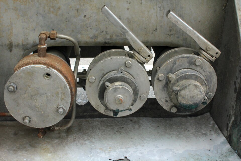 By machine axle parts mechanism