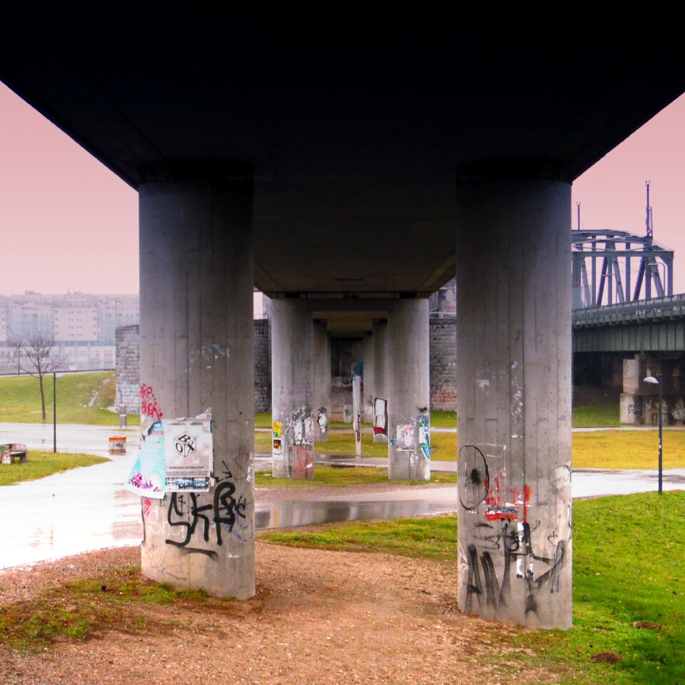 Building pillar bridge piers