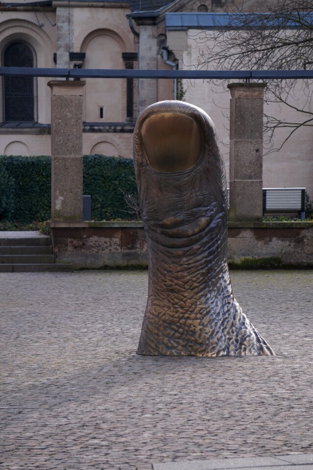 Monument thumb sculpture