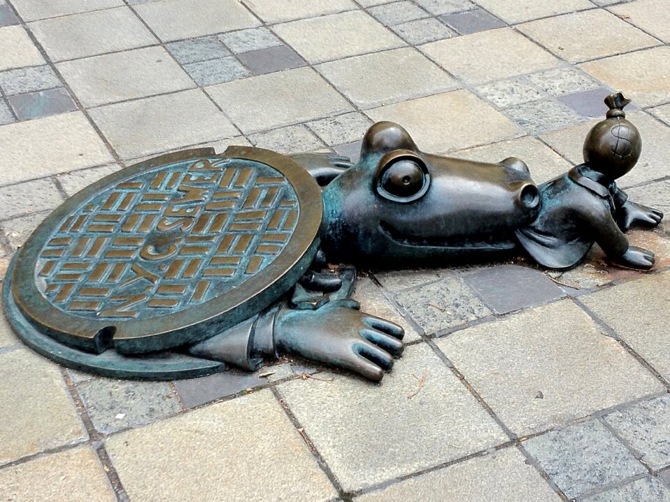 Sculpture alligator