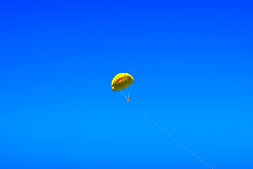 Blue parachute yellow