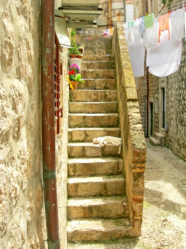 Lane staircase linen
