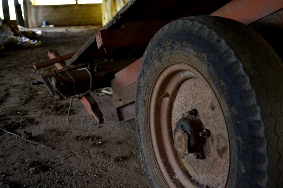 Wagon wheel tire path photo