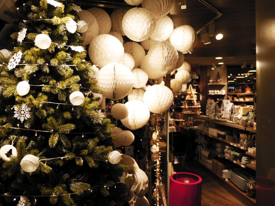 Tree light bulb tree decoration